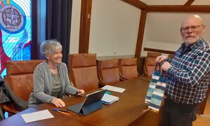 Udo Fehrle gratuliert der Chefin der SPD-Fraktion Gaby Streicher